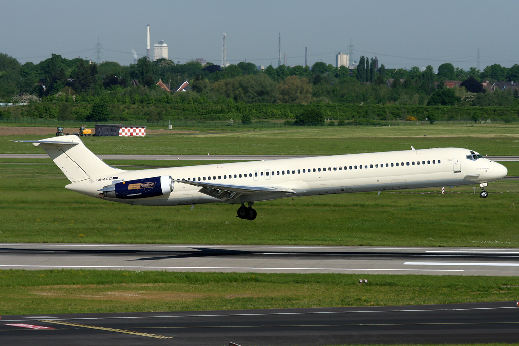 Aurora MD83 S5-ACC bei der Landung auf der 05R in DUS / EDDL / Dsseldorf am 11.05.2008