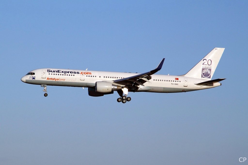 Aus Antalya kommend landet die 757-200 TC-SNC von SunExpress in Dresden. (27.2.2010)