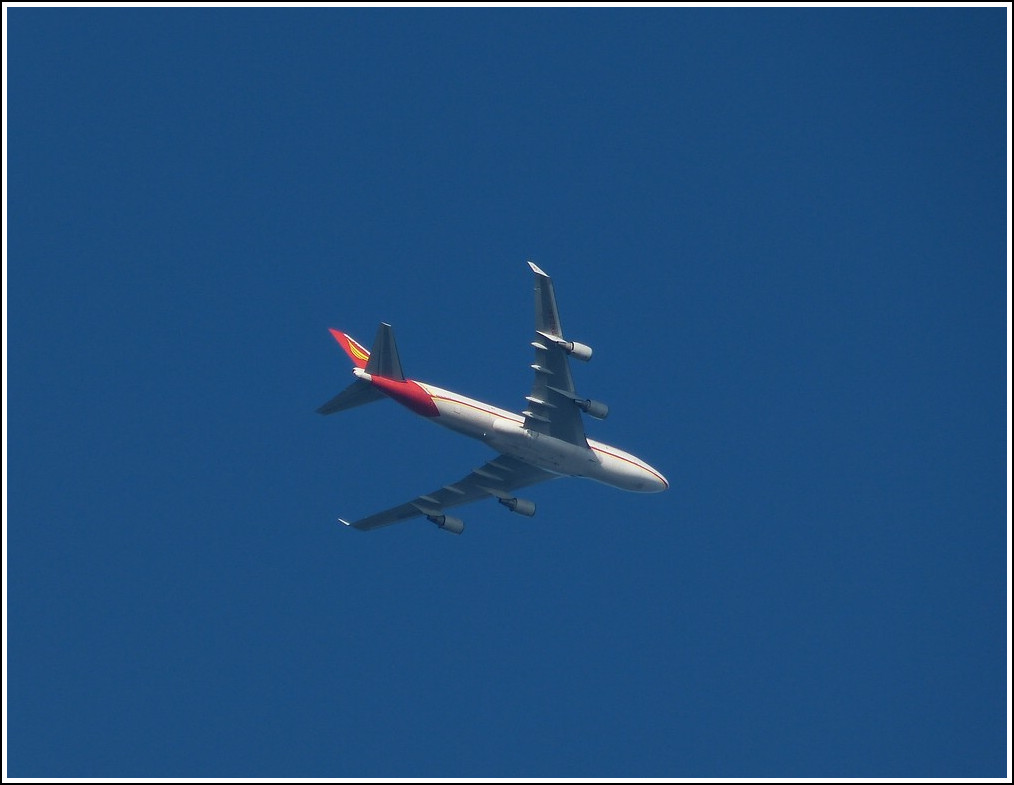 Aus dem Nebel tauchte gestern am 14.11.2011 diese Yangtze River Express Boeing 747 in der Nhe von Wiltz auf.