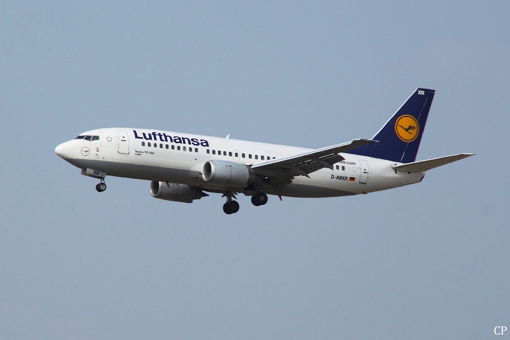 Aus Frankfurt komment setzt die 737-300 D-ABXR  Celle  der Lufthansa zur Landung in Dresden an. (30.03.2011)