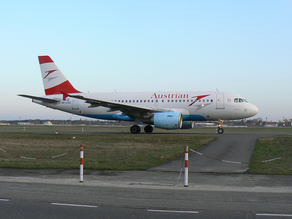 Austrian A 319-112 OE-LDD am frhen Morgen des 02.04.2010 auf dem Flughafen Berlin-Tegel