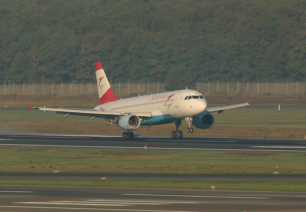 Austrian A 320-214 OE-LBS bei der Landung in Berlin-Tegel am 01.10.2011
