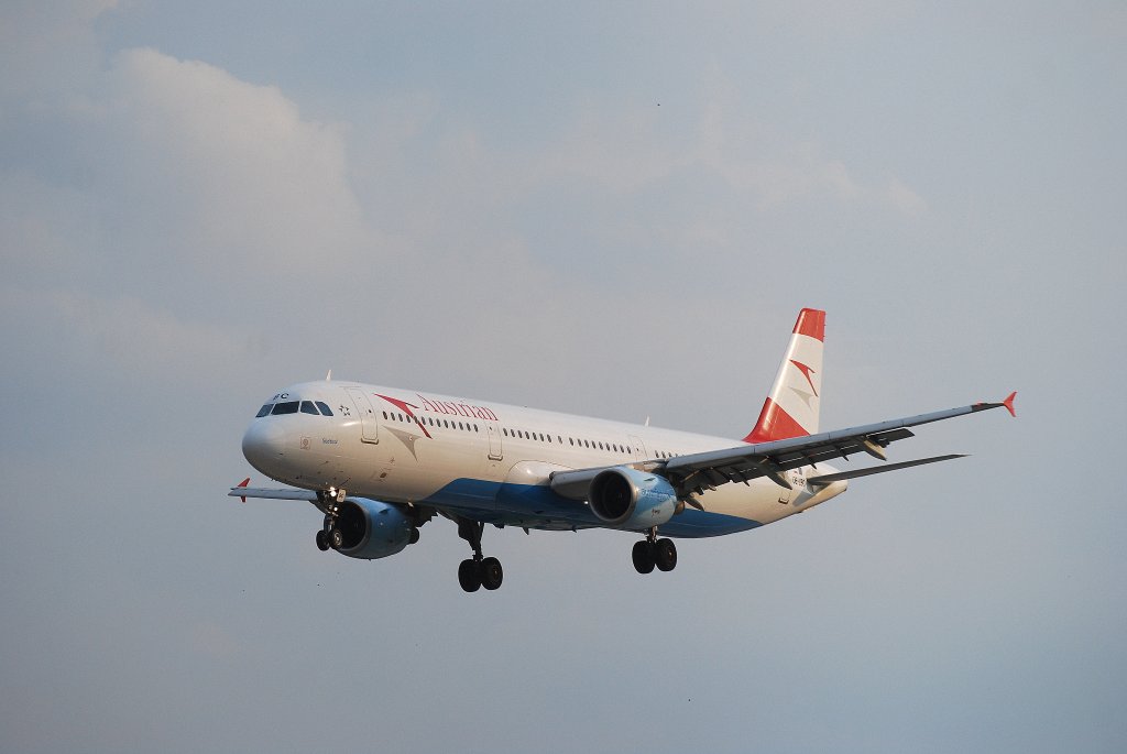 Austrian Airbus A321 OE-LBC Sdtirol im Landeanflug auf Hamburg Fuhlsbttel am 13.08.10
