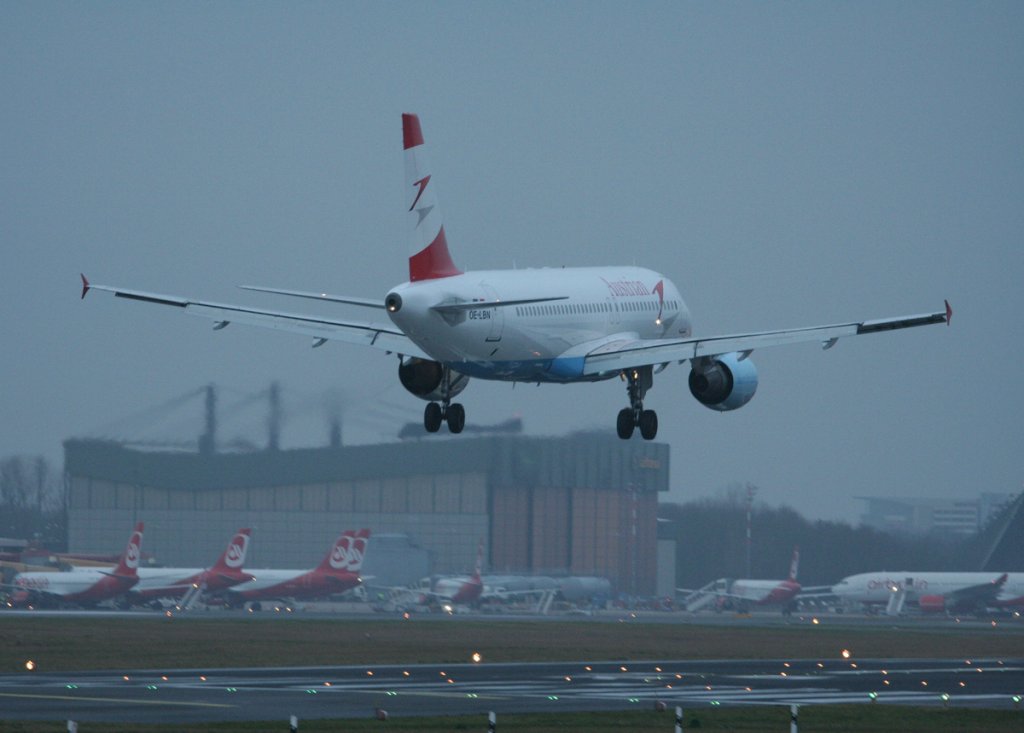 Austrian Airlines A 320-214 OE-LBN bei der Landung in Berlin-Tegel am 31.12.2011