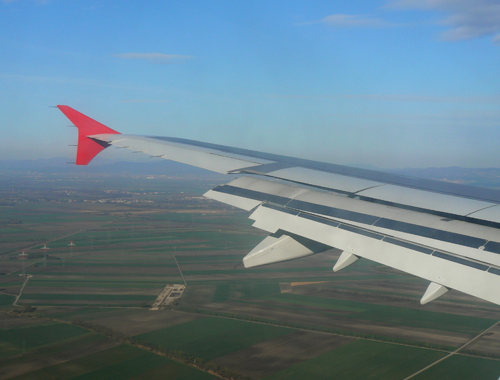 Austrian Airlines A 321-211 OE-LBE kurz vor der Landung in Wien am 02.04.2012