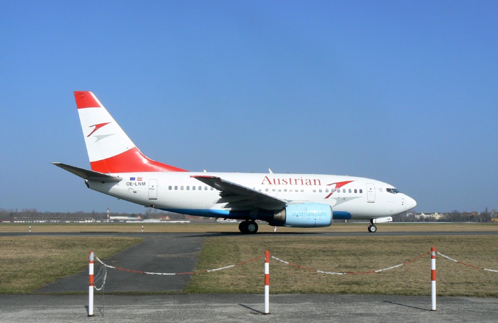 Austrian Airlines B 737-6Z9 OE-LNM auf dem Weg zum Start in Berlin-Tegel am 17.03.2012