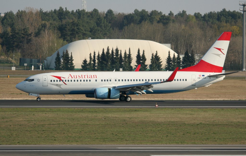 Austrian Airlines B 737-8Z9 OE-LNR nach der Landung in Berlin-Tegel am 21.04.2012
