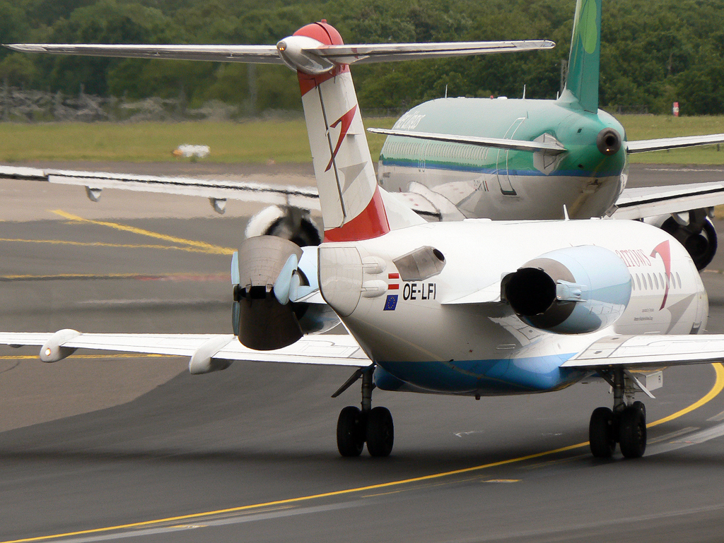 Austrian Arrows F-70 OE-LFI auf dem Taxiway zur 23L in DUS / EDDL / Düsseldorf am 13.05.2007