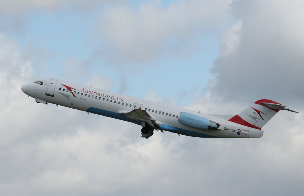 Austrian Arrows Fokker 100 OE-LVA beim Start in Berlin-Tegel am 17.05.2012
