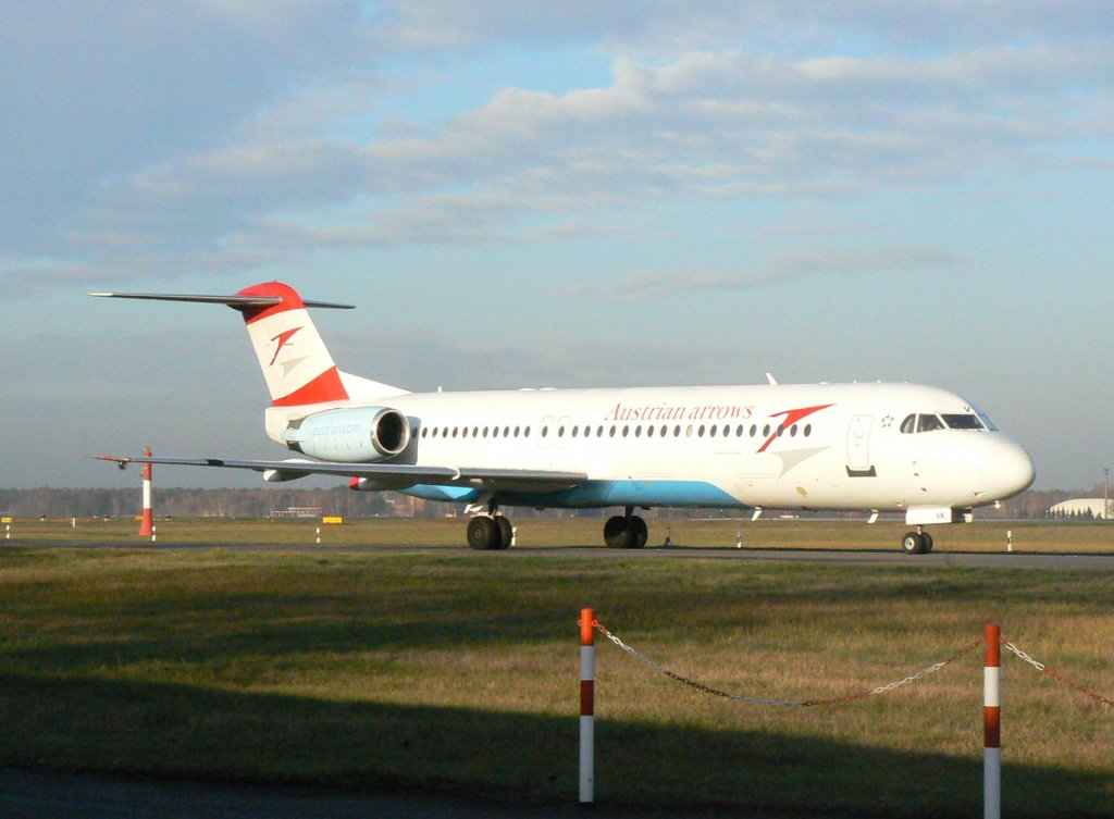 Austrian Arrows Fokker 100 OE-LVK am 21.11.2009 auf dem Weg zum Start in Berlin-Tegel