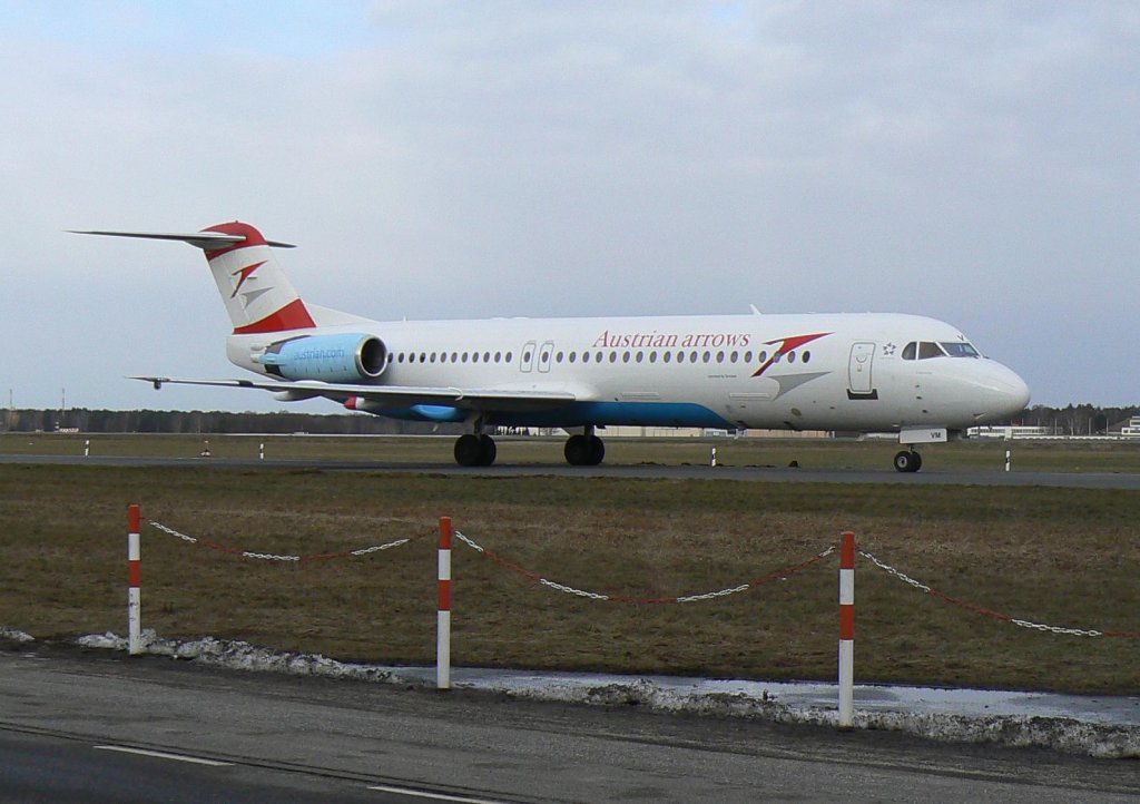 Austrian Arrows Fokker 100 OE-LVM am frhen Morgen des 27.02.2010 auf dem Flughafen Berlin-Tegel