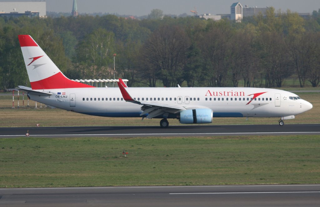 Austrian B 737-8Z9 OE-LNJ nach der Landung in Berlin-Tegel am 21.04.2011