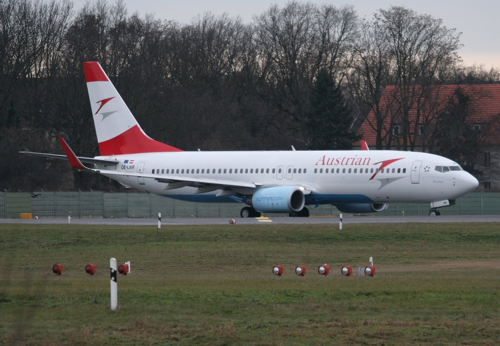 Austrian B 737-8Z9 OE-LNR auf dem Weg zum Start in Berlin-Tegel am 16.01.2011