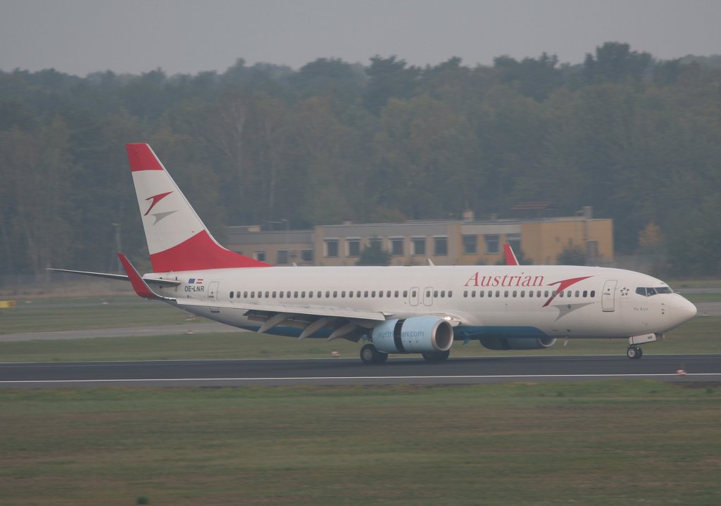 Austrian B 737-8Z9 OE-LNR nach der Landung in Berlin-Tegel am 09.10.2010