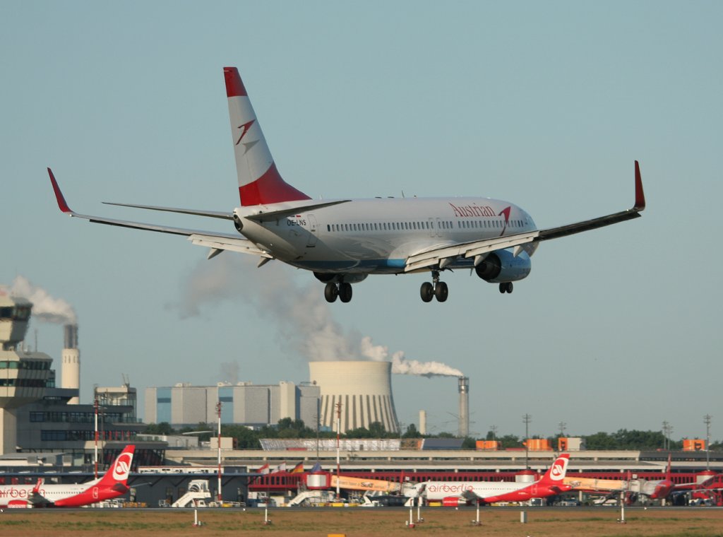 Austrian B 737-8Z9 OE-LNS kurz vor der Landung in Berlin-Tegel am 02.06.2011