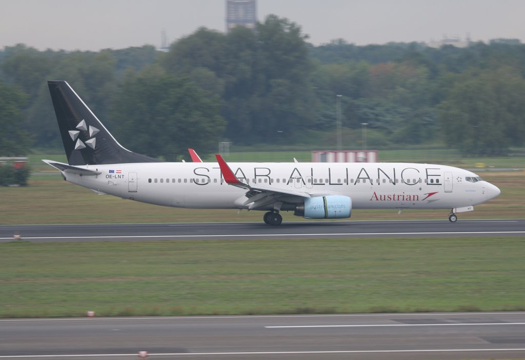Austrian B 737-8Z9 OE-LNT in Star Alliance Bemalung nach der Landung in Berlin-Tegel am 04.09.2010
