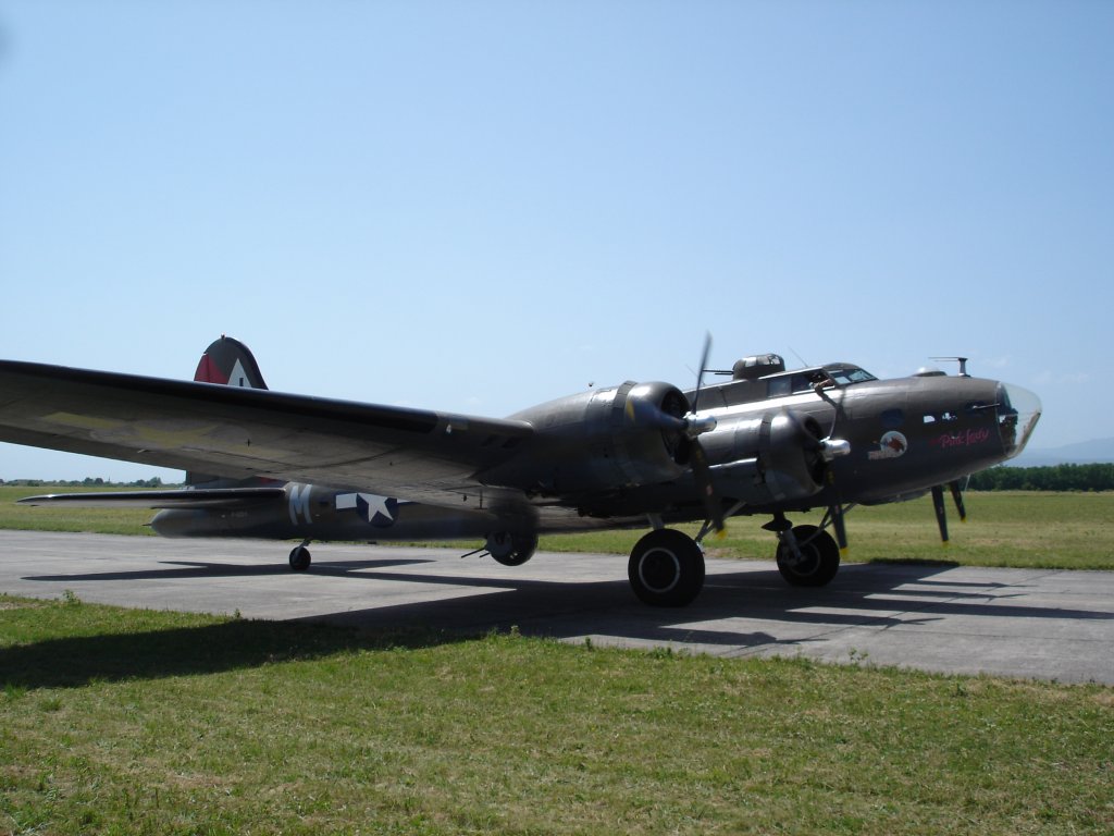 B-17  Fliegende Festung , schwerer amerikanischer Bomber des
2.Weltkrieges,hier bei einer Flugschau in Colmar-Meyenheim,
Juni 2006