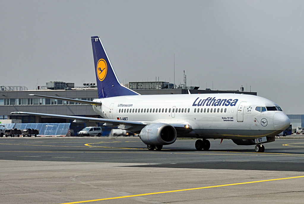 B 737-300 D-ABET  Gelsenkirchen  der Lufthansa auf einem Rollweg in FRA - 14.04.2012