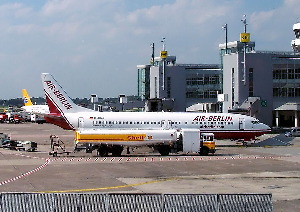 B 737-400 der Air Berlin vor dem Terminal in Dsseldorf, mit Tankwagen im Vordergrund - 08.09.2005