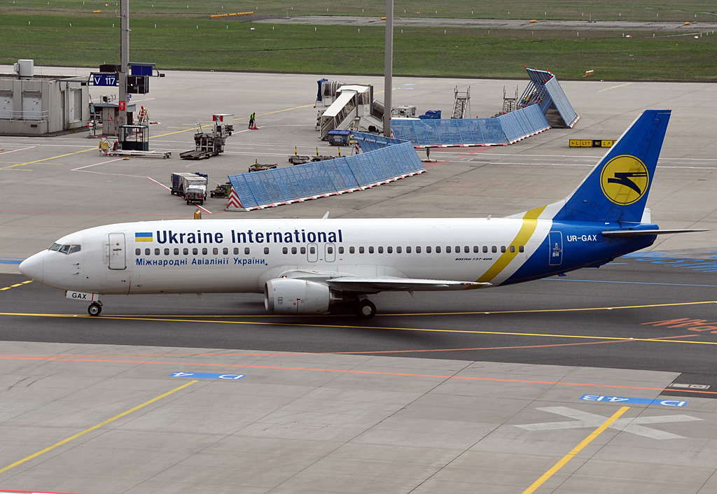 B 737-400 UR-GAX der Ukraine International in FRA - 14.04.2012