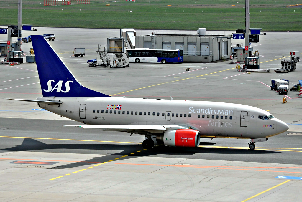 B 737-600 SAS, LN-RRX, auf einem taxyway in FRA - 14.04.2012