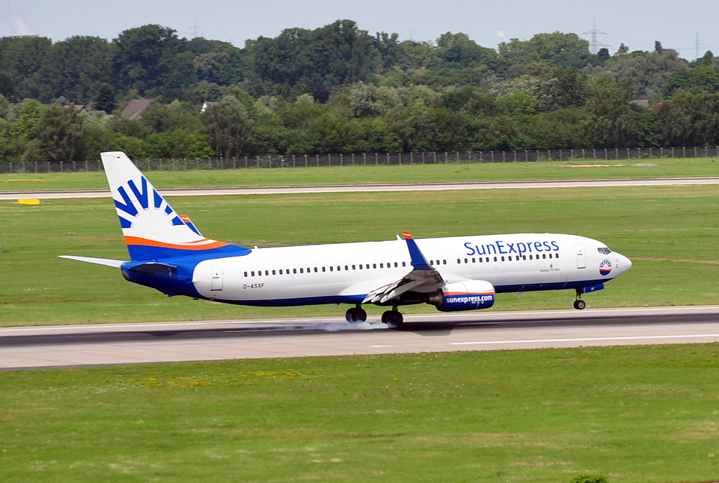 B 737-800 D-ASXF der Sun Express mit qualmenden Reifen beim Aufsetzen in DUS - 24.07.2012