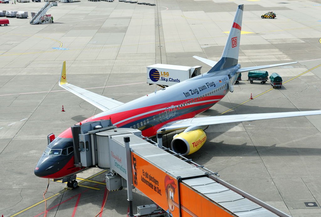 B 737-800 D-ATUC Tuifly mit DB-Werbung - Dsseldorf 24.07.2012