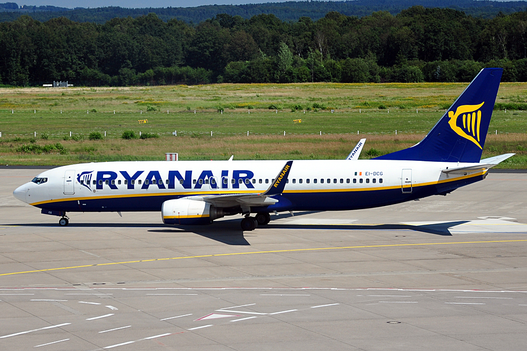B 737-800 RyanAir EI-DCG taxy CGN - 12.08.2012