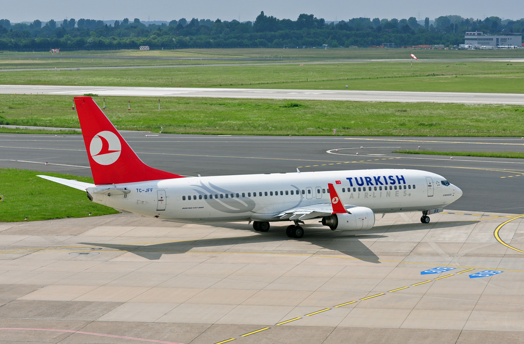 B 737-800, TC-JFF, der Turkish Airlines auf dem Weg zur Startbahn in Dsseldorf - 07.06.2010