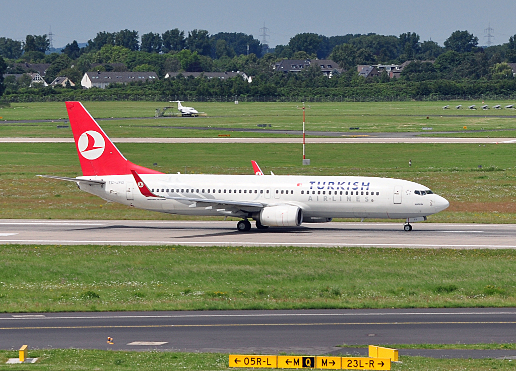 B 737-800 TC-JFG Turkish Airlines auf der Landebahn in DUS - 24.07.2012