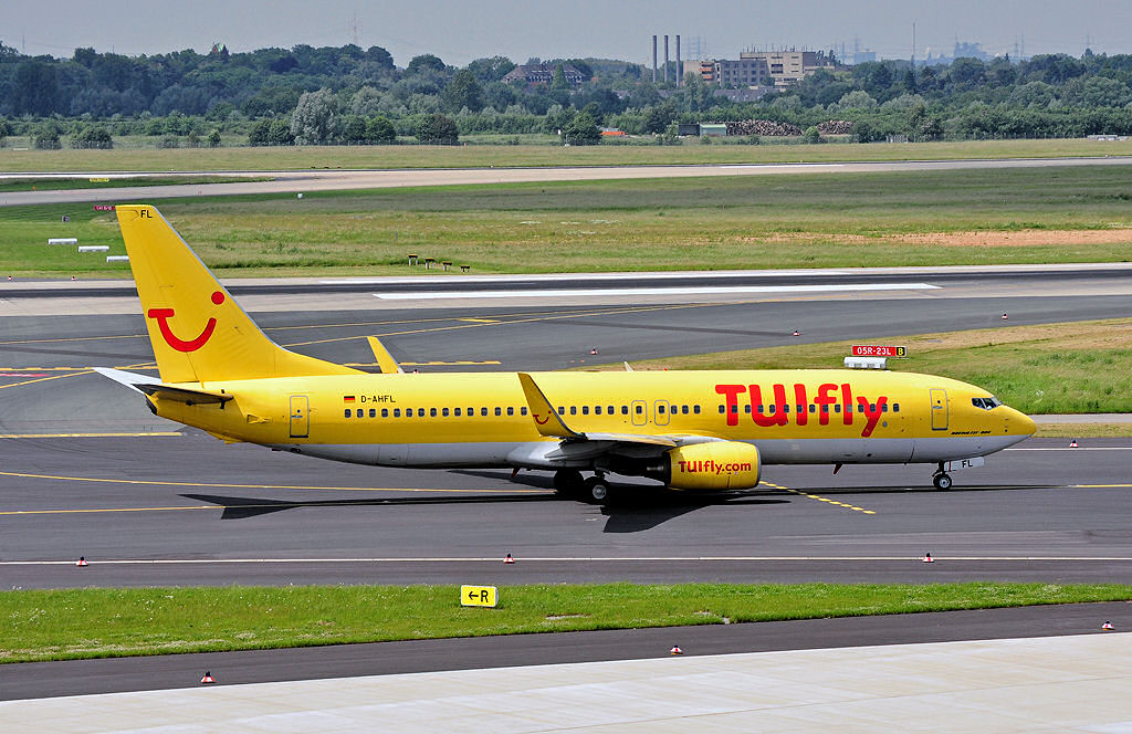 B 737-800 TUIfly - D-AHFL -  taxy  in Dsseldorf - 07.06.2010