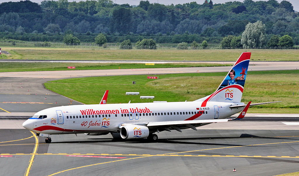 B 737-800 der XL-Airways ITS, D-AXLD, rollt zum Gate in Dsseldorf - 07.06.2010