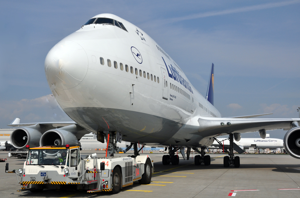 B 747-400 D-ABVP  Bremen  der Lufthansa am Haken eines Flugzeugschleppers - Frankfurt 14.04.2012
