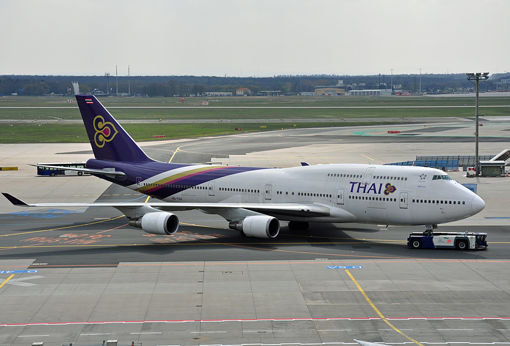 B 747-400 HS-TGX Thai am Haken eines Flugzeugschleppers in FRA - 14.04.2012