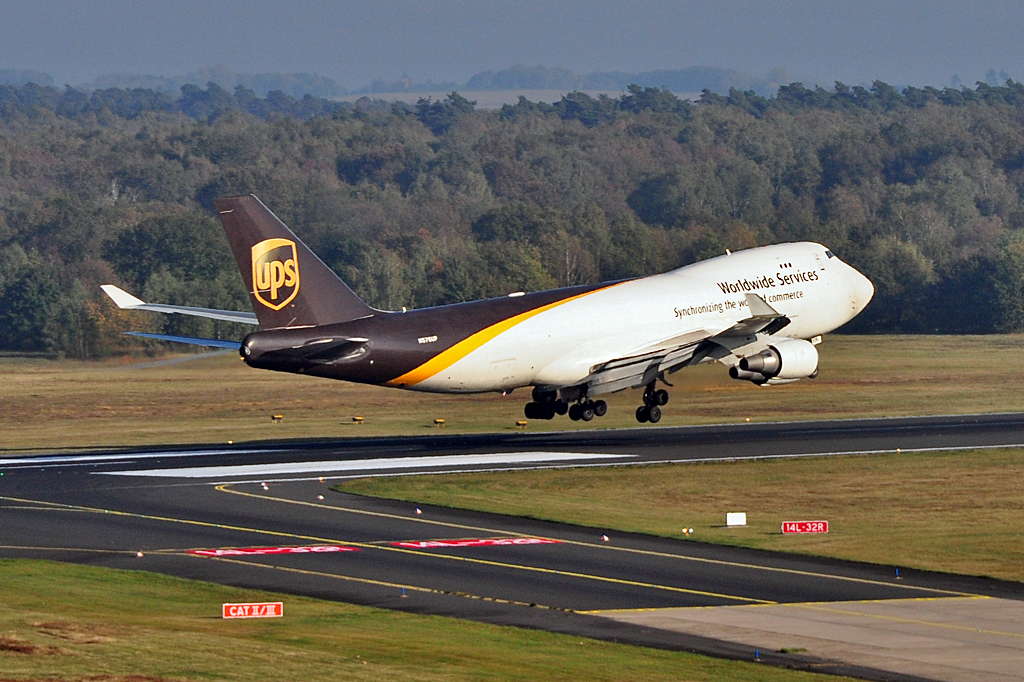 B 747-44AF N576UP der UPS kurz vorm Aufsetzen in Kln-Bonn - 28.10.2012