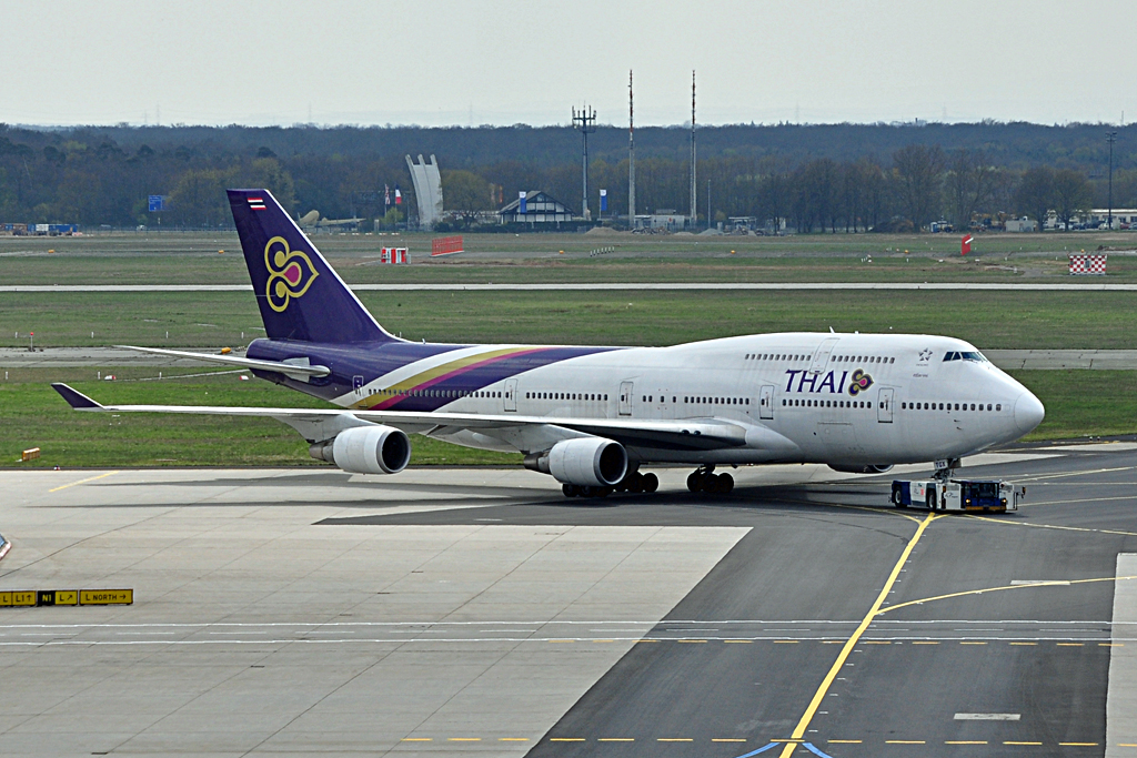 B 747-4D7, HS-TGX Thai Airways, hinter Flugzeugschlepper in FRA 14.04.2012