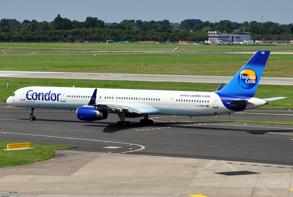 B 757-300 D-ABOM Condor auf dem Weg zur Startbahn in Dsseldorf - 24.07.2012