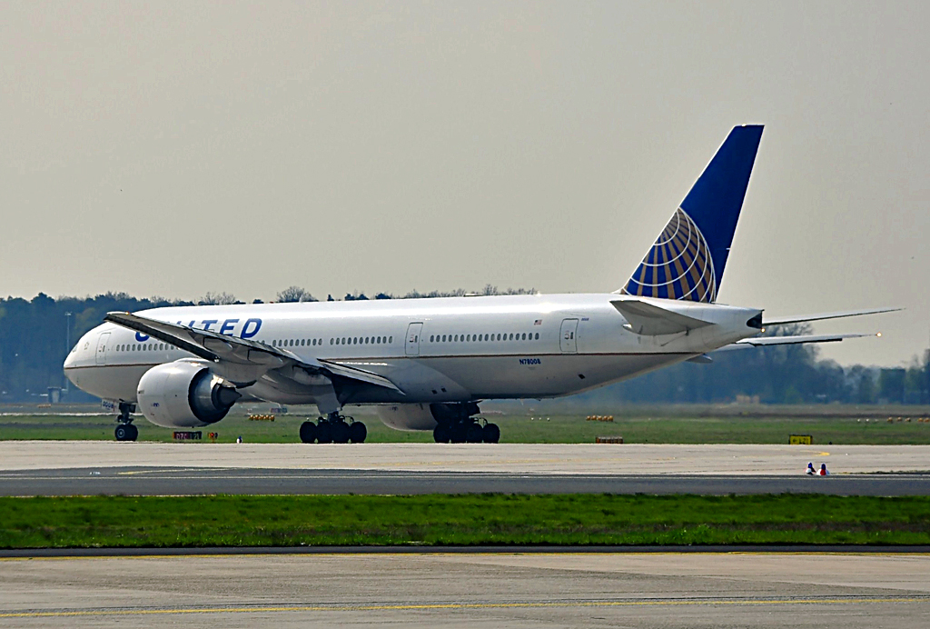 B 777-224, N 78008 der United Airlines, taxy in FRA 14.04.2012