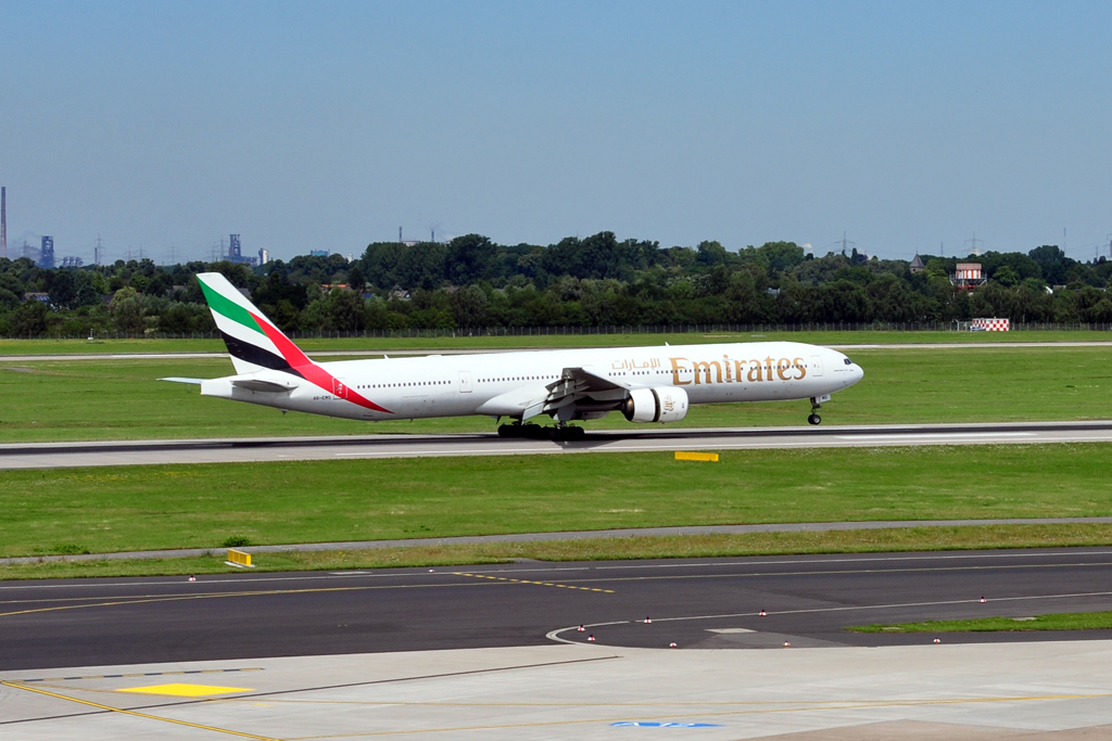 B 777-300 der Emirates A6-EMS beim Aufsetzen in DUS - 24.07.2012