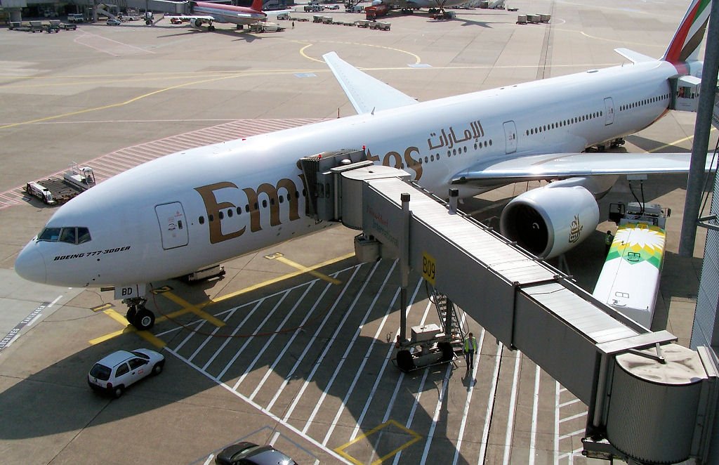 B 777-300ER der Emirates am Gate in Dsseldorf - September 2005
