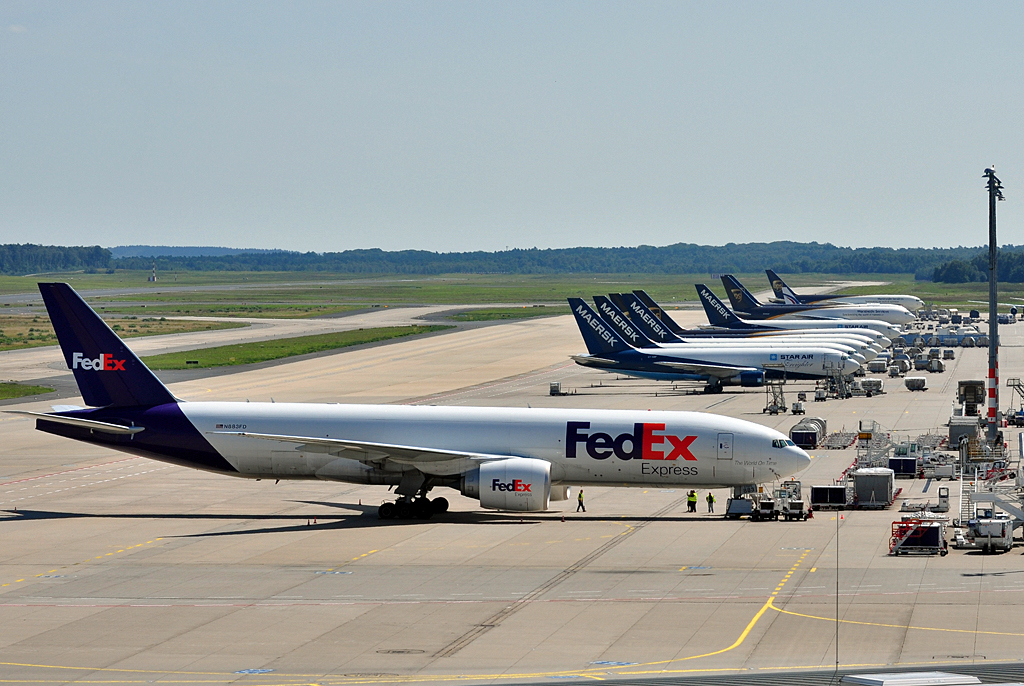 B 777-FS2 (Frachtflugzeug) der FedEx, N883FD und Maersk-Frachtmasch. in Kln-Bonn - 12.08.2012