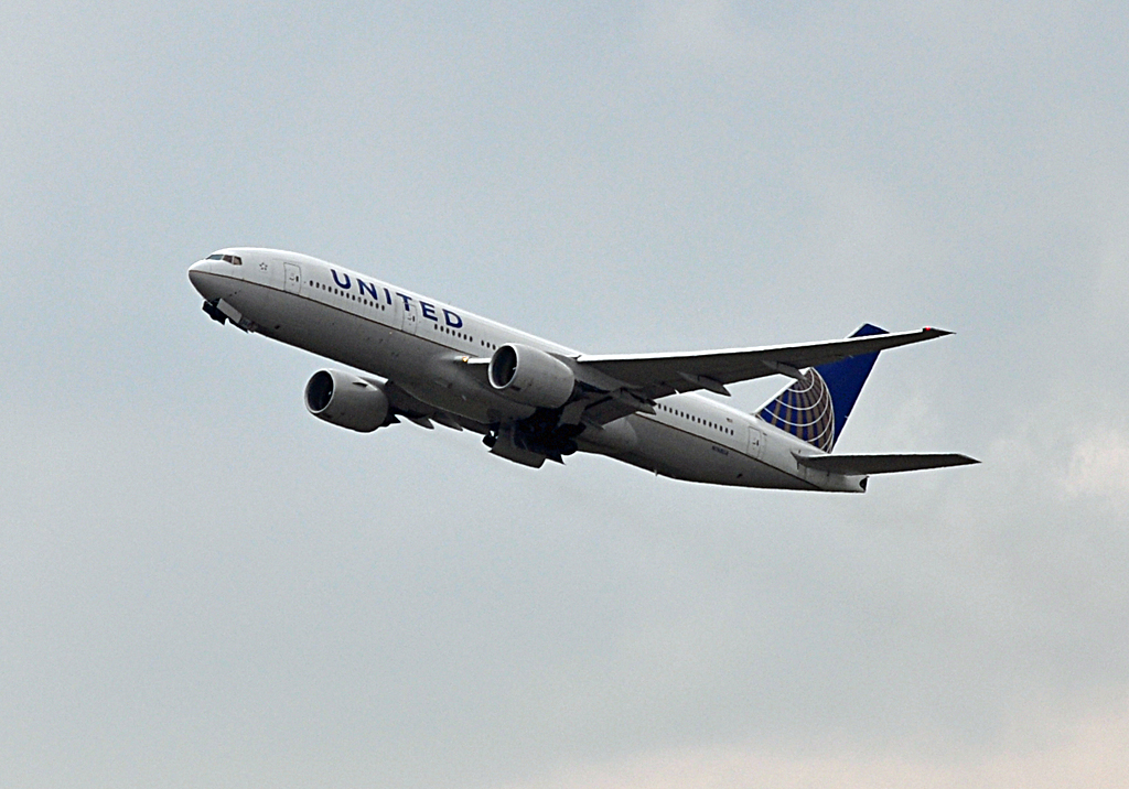 B777-222 - N768UA der United Airlines beim Start vom Flughafen FRA - 14.04.2012