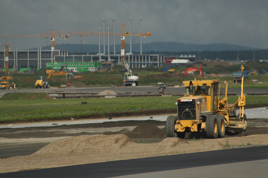 Baustelle Groflughafen: Ein Teil des neuen Terminals und eine spezielle Baumaschine auf dem zuknftigen Hauptstadtairport in Berlin-Schnefeld (17.08.10) 

