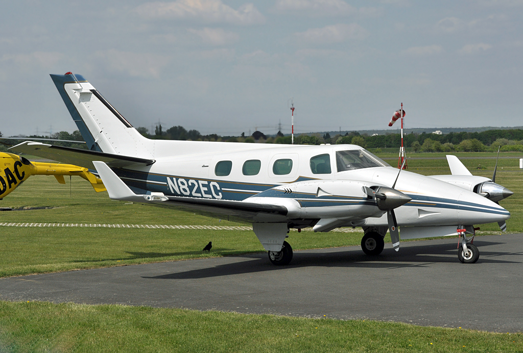 Beech B 60 Duke N82EC auf dem Flugplatz Bonn-Hangelar - 06.05.2013