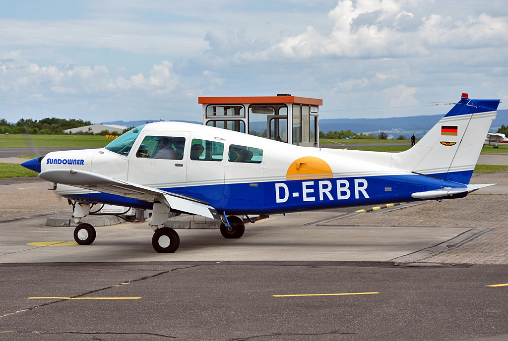 Beech C 23 Sundowner an der Tankstelle in Koblenz-Winningen - 04.08.2012