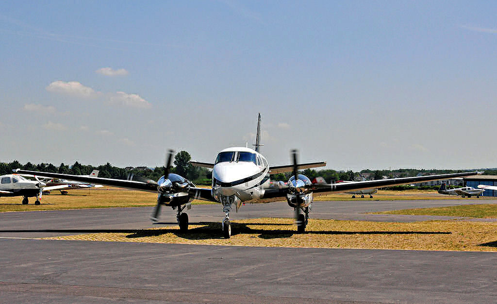 Beech C 90 Gti King Air, D-ISBC, am Flugplatz Bonn-Hangelar - 25.06.2010