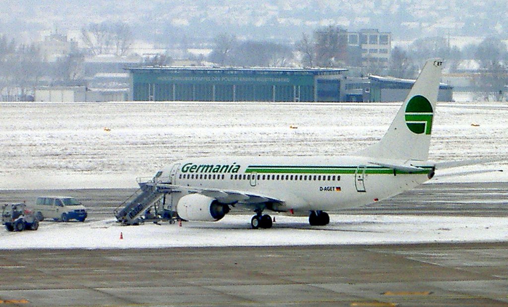 Bei -15C steht diese Boeing 737-700 der Germania Airlines auf dem Stuttgarter Flughafenvorfeld am 9. Januar 2010 und wartet auf die Fluggste.