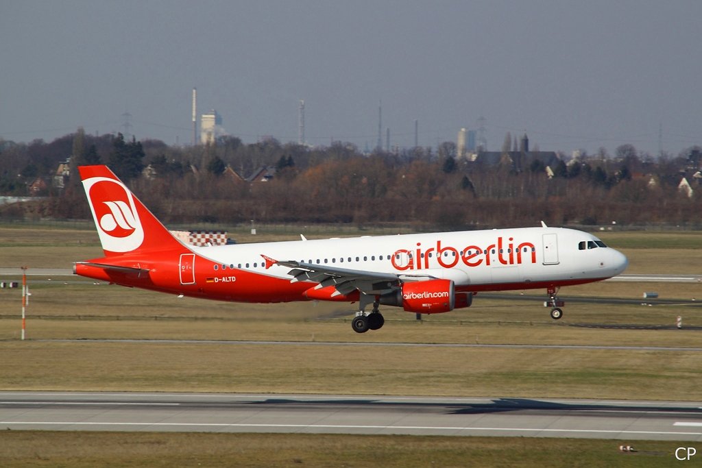 Bei der D-ALTD von Air Berlin handelt es sich um eine ehemalige LTU-Maschine. Hier landet diese am 9.3.2010 in Dsseldorf.