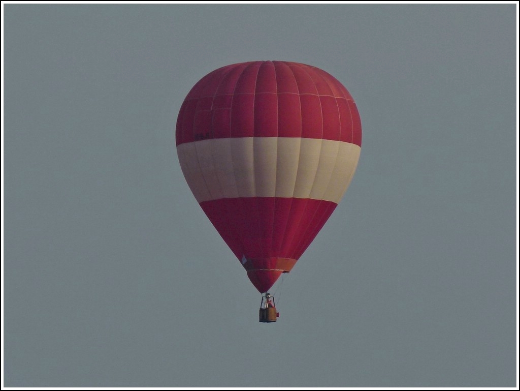 Bei herrlichem Frhlingswetter sieht man am frhen Abend wieder fters Heiluftballone durch die Luft schweben, so gesehen am 24.03.2012 nahe Dendermonde.