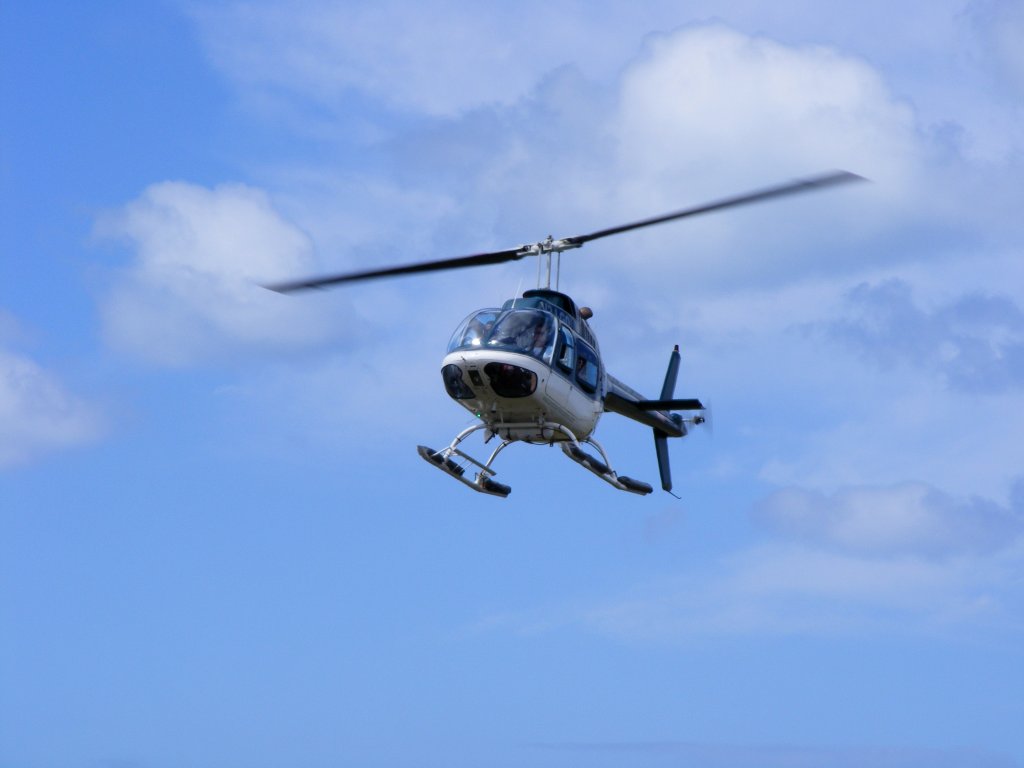 Bell 206B Jet Ranger V2-LGO von Caribbean Helicopters ber Antigua am 4.3.2013